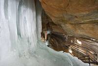 Das Sickerwasser gefriert in der Dachstein Rieseneishöhle zu meterhohen Wänden aus puren Eis. © Dachstein Welterbe/von Neichl